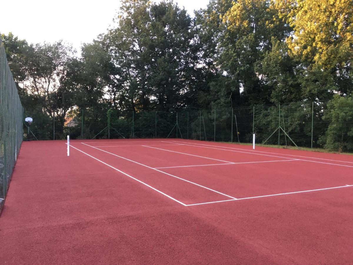 Gîte avec tennis en Baie du Mont Saint Michel à 15 minutes de la mer Les Chambres Extérieur photo